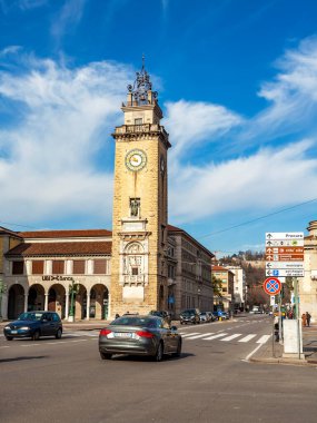 Bergamo, İtalya, 12 Şubat 2020. Vittorio Veneto Meydanı 'ndaki kule