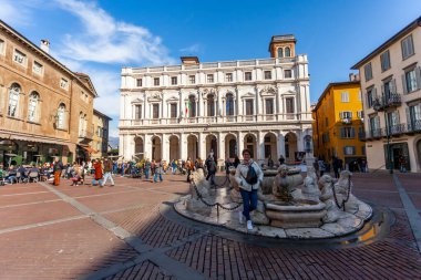 Bergamo, İtalya, 12 Şubat 2020. Yukarı kasabada güzel bir çeşme (Citta Alta)