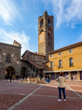 Bergamo, İtalya, 12 Şubat 2020. Manzaralı şehir manzarası. Campanone o Torre Civica - üst şehir Bergamo 'nun ünlü noktası (Citta Alta)