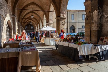 Bergamo, İtalya, 12 Şubat 2020. Yukarı şehirdeki pazar fuarında hediyelik eşya ve el yapımı malların satışı (Citta Alta)