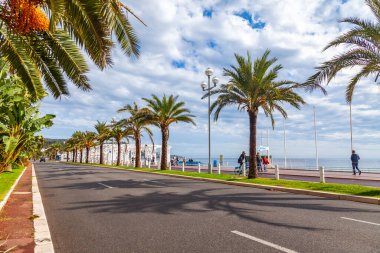 Güzel, Fransa, 10 Ekim 2019. Şehir manzarası. Anglais rıhtımındaki gezinti güvertesinde güzel mimari elbiseler ve palmiye ağaçları. 