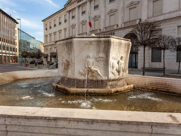 Bergamo Talya Şubat 2020 Tarihi Şehirde Güzel Bir Çeşme — Stok fotoğraf