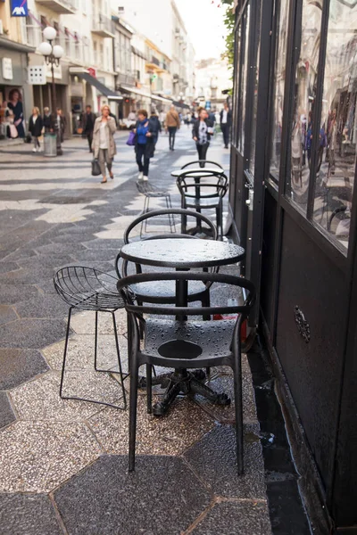 Güzel, Fransa, 8 Ekim 2019. İnsanlar rahat bir sokak kafesinde yiyip rahatlar. 