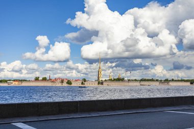 St. Petersburg, Rusya, 13 Temmuz 2020. Neva Nehri 'nin manzarası ve seti. Peter ve Paul Kalesi karşı kıyıda.
