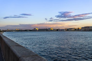 St. Petersburg, Rusya, 13 Temmuz 2020. Neva Nehri 'nin beyaz gecelerdeki manzarası ve seti.