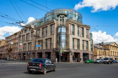 St. Petersburg, Rusya, 13 Haziran 2020. Şehrin tarihi bölgesindeki cadde manzarası. Mimari yapı ve modern yapı. 