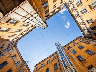 St. Petersburg, Rusya, 13 Haziran 2020. Rubinstein caddesindeki şehir avlusunun tipik manzarası. Evlerin arasında gökyüzü görünüyor.
