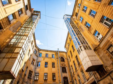 St. Petersburg, Rusya, 13 Haziran 2020. Rubinstein caddesindeki şehir avlusunun tipik manzarası. Evlerin arasında gökyüzü görünüyor.