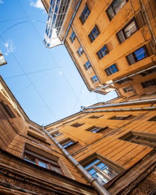 St. Petersburg, Rusya, 13 Haziran 2020. Rubinstein caddesindeki şehir avlusunun tipik manzarası. Evlerin arasında gökyüzü görünüyor.