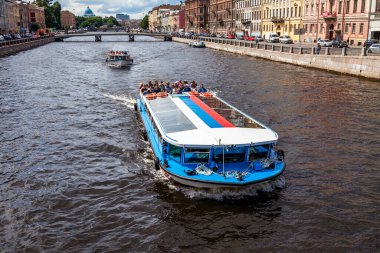 St. Petersburg, Rusya, 13 Haziran 2020. Moika Nehri 'nin manzarası. Zevk gemisi nehir kıyısında yüzüyor