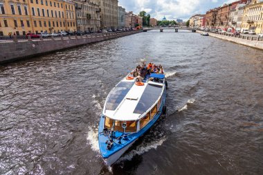 St. Petersburg, Rusya, 13 Haziran 2020. Moika Nehri 'nin manzarası. Zevk gemisi nehir kıyısında yüzüyor
