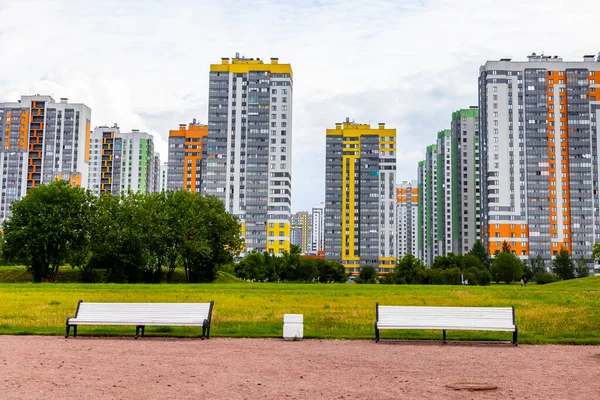 2020年6月13日 俄罗斯圣彼得堡 多层现代住宅楼宇 — 图库照片