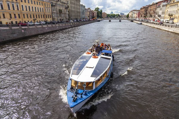 Petersburg Rosja Czerwca 2020 Widok Rzekę Moikę Statek Wycieczkowy Pływa — Zdjęcie stockowe