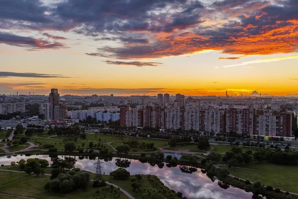 Sankt Petersburg Ryssland Juni 2020 Flervåningshus Moderna Bostadshus Vid Tiden — Stockfoto