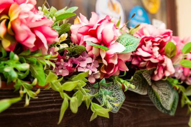 Yüzey yapay çiçeklerle süslenmiş.