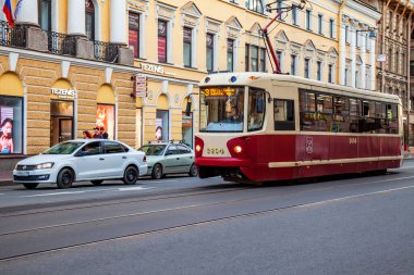 St. Petersburg, Rusya, 13 Haziran 2020. Tramvay şehrin caddesi boyunca gider..