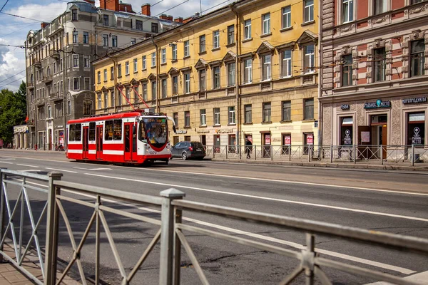 2020年6月13日 俄罗斯圣彼得堡 电车沿着城市的街道行驶 — 图库照片