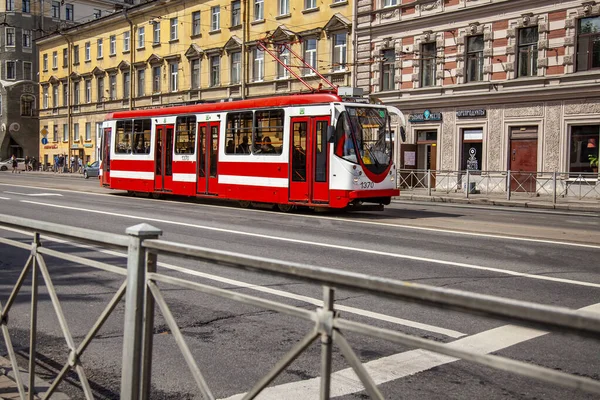 Petersburg Rosja Czerwca 2020 Tramwaj Jedzie Ulicą Miasta — Zdjęcie stockowe