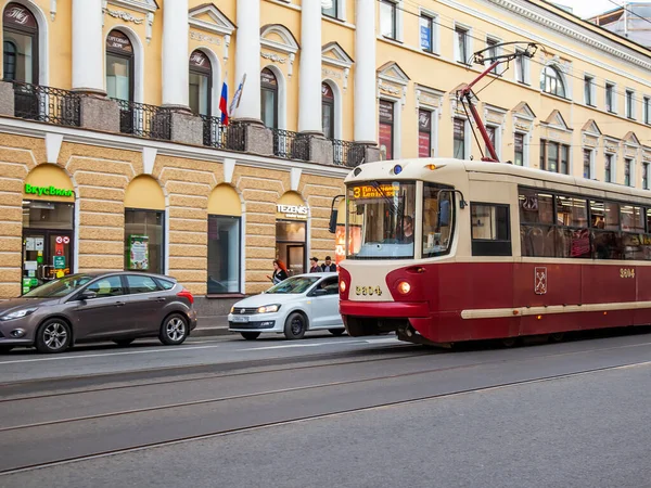 São Petersburgo Rússia Junho 2020 Eléctrico Vai Longo Rua Cidade — Fotografia de Stock