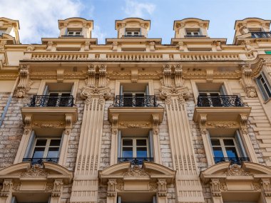 Güzel, Fransa, 10 Ekim 2019. Provence bölgesinin tipik mimarisi. Binanın ön cephesinin bir parçası. 