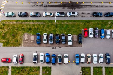 St. Petersburg, Rusya, 13 Haziran 2020. Konut alanındaki bir otoparkın havadan görüntüsü