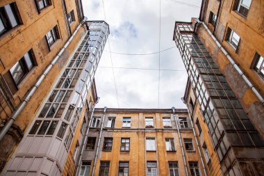 St. Petersburg, Rusya, 13 Haziran 2020. Rubinstein caddesindeki şehir avlusunun tipik manzarası. Evlerin arasında gökyüzü görünüyor.