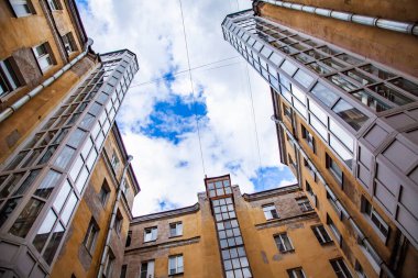 St. Petersburg, Rusya, 13 Haziran 2020. Rubinstein caddesindeki şehir avlusunun tipik manzarası. Evlerin arasında gökyüzü görünüyor.