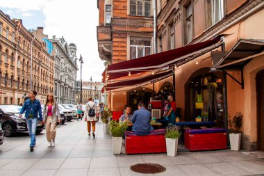 St. Petersburg, Rusya, 13 Haziran 2020. Rubinstein Caddesi 'nin mimari topluluğu, tipik tarihi binalar alanı için. Kaldırımdaki sokak kafeteryaları.