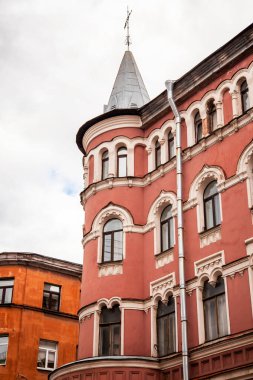 St. Petersburg, Rusya, 13 Haziran 2020. Rubinstein Caddesi 'ndeki bir binanın ön cephesi şehrin tarihi binaları için tipik bir yer..