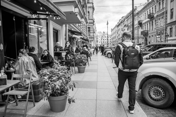 St. Petersburg, Rusya, 13 Haziran 2020. Rubinstein Caddesi 'nin mimari topluluğu, tipik tarihi binalar alanı için. Kaldırımdaki sokak kafeteryaları.