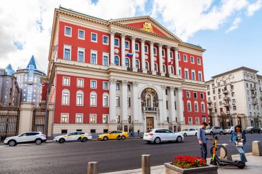 Moskova, Rusya, 11 Ağustos 2020. Şehrin ana binası olan Tverskaya Caddesi 'nin mimari topluluğu. Moskova Şehir Meclisi 'nin binası belediye başkanının ofisidir..