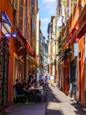 Güzel, Fransa, 8 Ekim 2019. Eski kasabadaki caddenin mimari topluluğunun bir parçası..