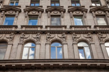 St. Petersburg, Rusya, 13 Haziran 2020. Şehrin tarihi bölümünde, bir binanın ön cephesinin bir parçası..