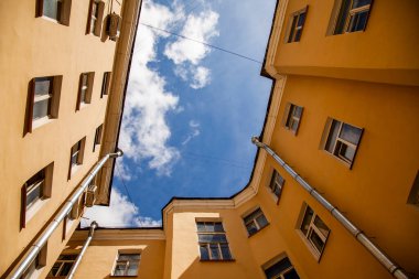 St. Petersburg, Rusya, 13 Haziran 2020. Rubinstein caddesindeki şehir avlusunun tipik manzarası. Evlerin arasında gökyüzü görünüyor.