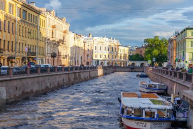 St. Petersburg, Rusya, 13 Haziran 2020. Griboyedov Kanalı 'nın manzarası ve manzaralı setleri. 