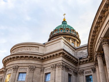 St. Petersburg, Rusya, 13 Haziran 2020. Kazan Katedrali, şehrin ana ilgi alanlarından biri, dış görünüş.