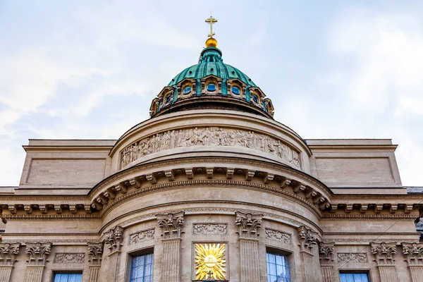 ロシアのサンクトペテルブルク2020年6月13日 市の主要観光スポットの一つであるカザン大聖堂は ファサードの断片 — ストック写真