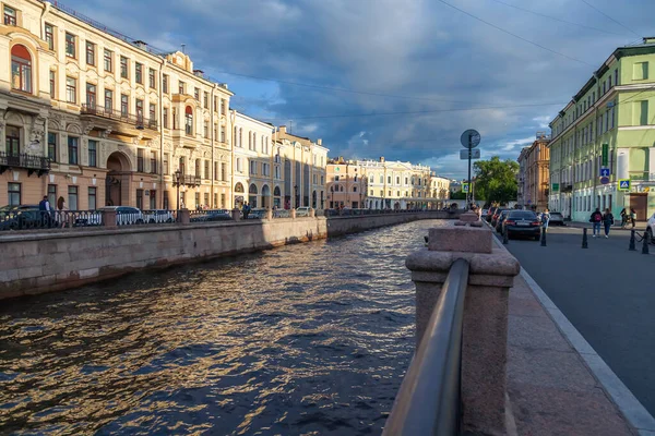 St. Petersburg, Rusya, 13 Haziran 2020. Griboyedov Kanalı 'nın manzarası ve manzaralı setleri. 