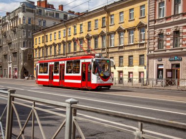 St. Petersburg, Rusya, 13 Haziran 2020. Tramvay şehrin caddesi boyunca gider..