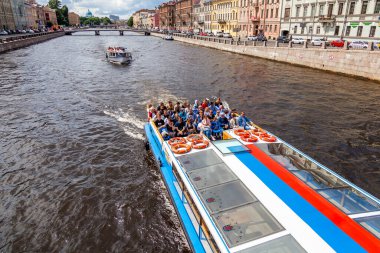 St. Petersburg, Rusya, 13 Haziran 2020. Moika Nehri manzarası ve onun pitoresk setleri. Zevk gemisi yelken açtı