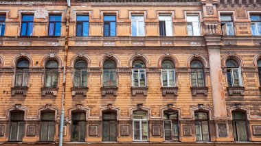 Güzel, Fransa, 10 Ekim 2019. Provence bölgesinin tipik mimarisi. Binanın ön cephesinin bir parçası. 