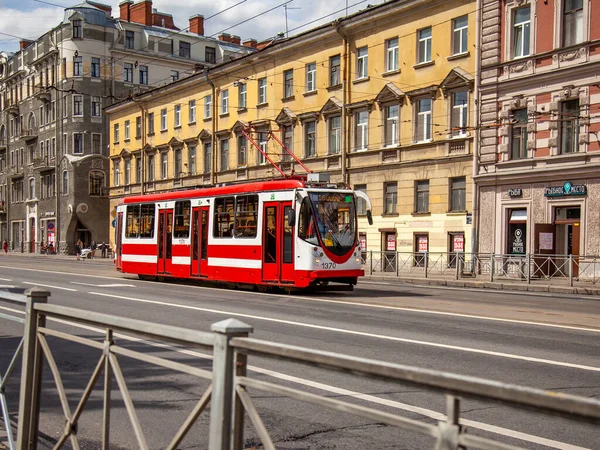 2020年6月13日 俄罗斯圣彼得堡 电车沿着城市的街道行驶 — 图库照片