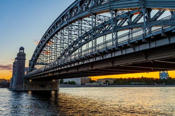 ロシアのサンクトペテルブルク2020年7月13日 白い夜の間にネヴァ川とその堤防の眺め ボルシェフスキンスキー橋 — ストック写真
