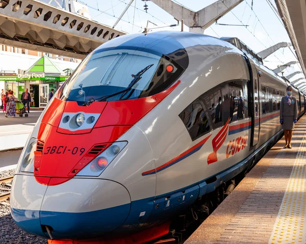 2020年6月13日 俄罗斯圣彼得堡 现代高速列车萨普桑在莫斯科火车站 乘客沿着月台步行 — 图库照片