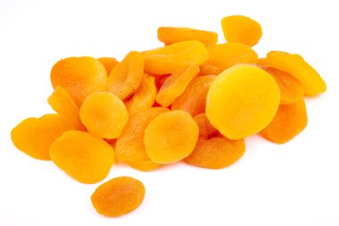 Beyaz arkaplanda kurumuş kayısılar