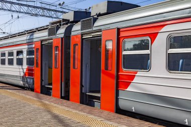 Pushkino, Rusya, 23 Eylül 2020. İstasyon yakınlarındaki modern yüksek hızlı bölgesel tren.