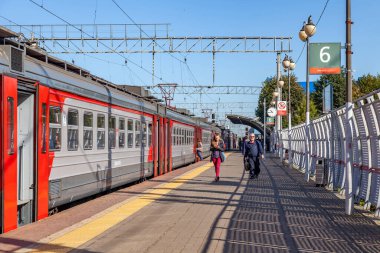 Pushkino, Rusya, 23 Eylül 2020. İstasyon yakınlarındaki modern yüksek hızlı bölgesel tren.