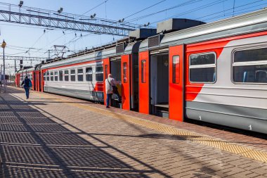 Pushkino, Rusya, 23 Eylül 2020. İstasyon yakınlarındaki modern yüksek hızlı bölgesel tren.