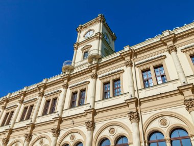 Moskova, Rusya, 27 Ağustos 2019. Komsomolskaya Meydanı başkentin ana ulaşım merkezlerinden biridir. Leningrad Tren İstasyonu. Cephe Parçası