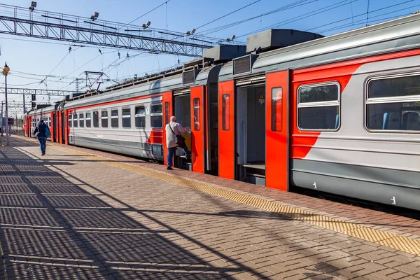 ロシアのプシュキノ2020年9月23日 駅ホーム付近の近代的な高速地方列車 — ストック写真